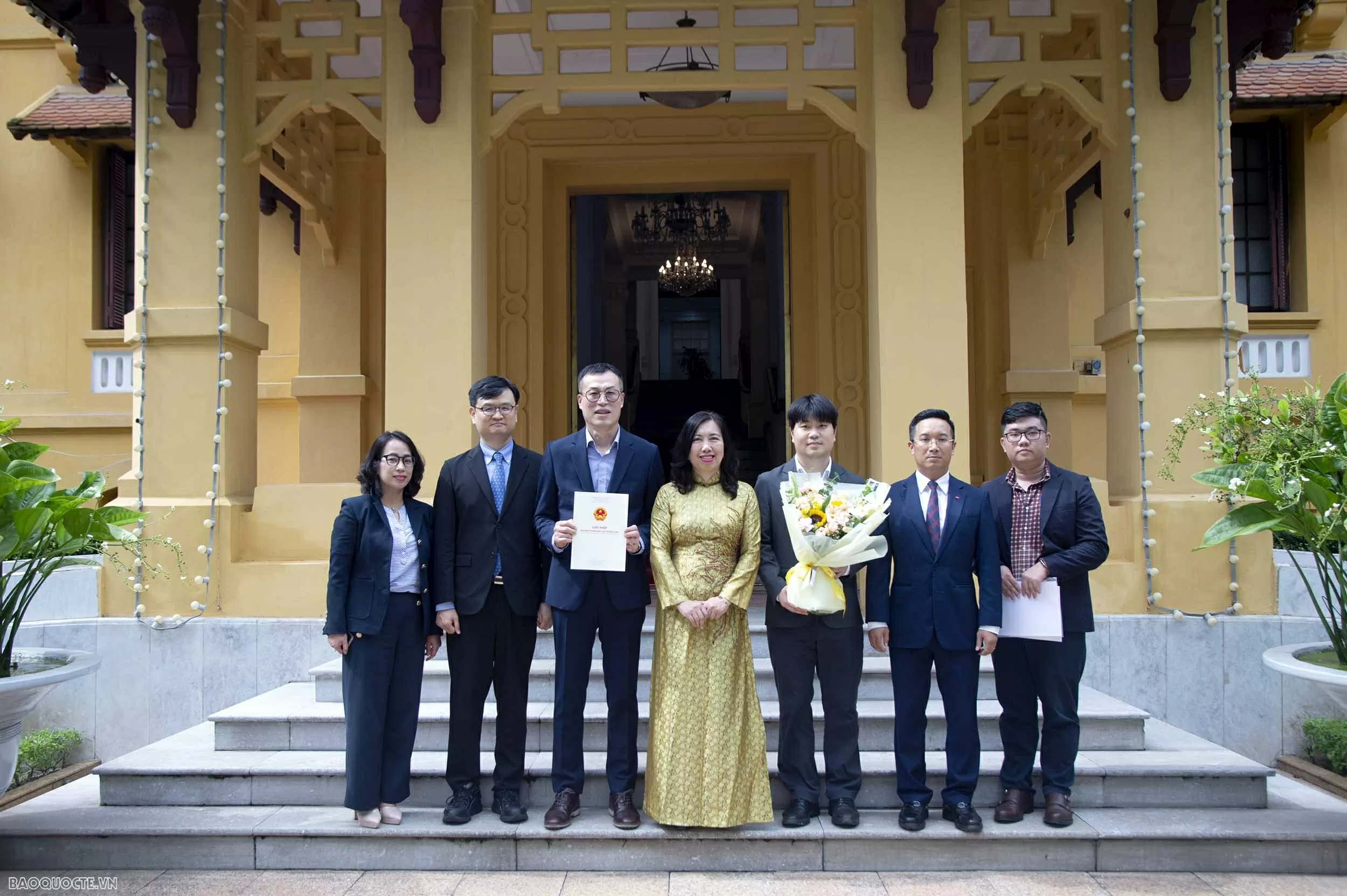Thứ trưởng Ngoại giao Lê Thị Thu Hằng trao Giấy chứng nhận cho Báo Financial News Hàn Quốc thường trú tại Việt Nam