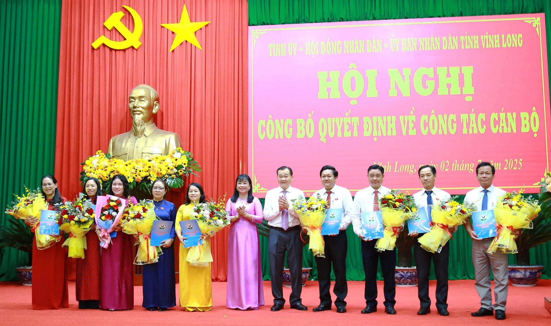 Bà Hồ Thị Hoàng Yến- Phó Bí thư Thường trực Tỉnh ủy tỉnh trao quyết định tiếp nhận, bổ nhiệm Chánh Văn phòng, Phó Chánh Văn phòng UBND tỉnh; Giám đốc, Phó Giám đốc Sở Tư pháp.

