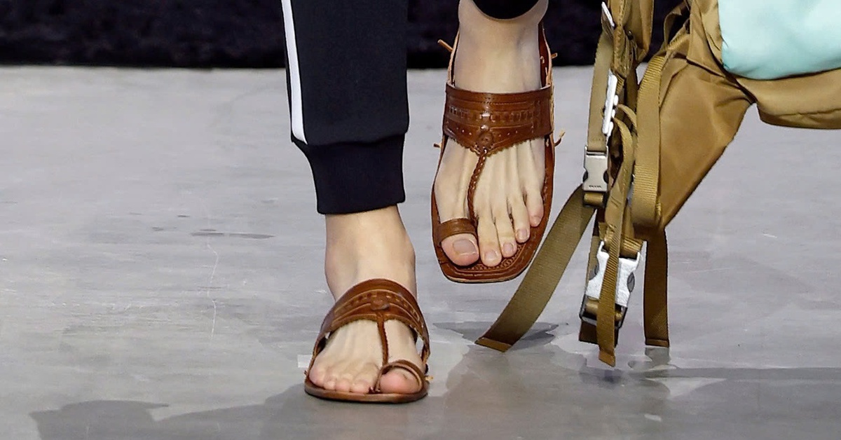 Prada ถูกกล่าวหาว่าลอกเลียนดีไซน์รองเท้าแตะแบบอินเดียโบราณและละเมิดวัฒนธรรมโดยพลการ