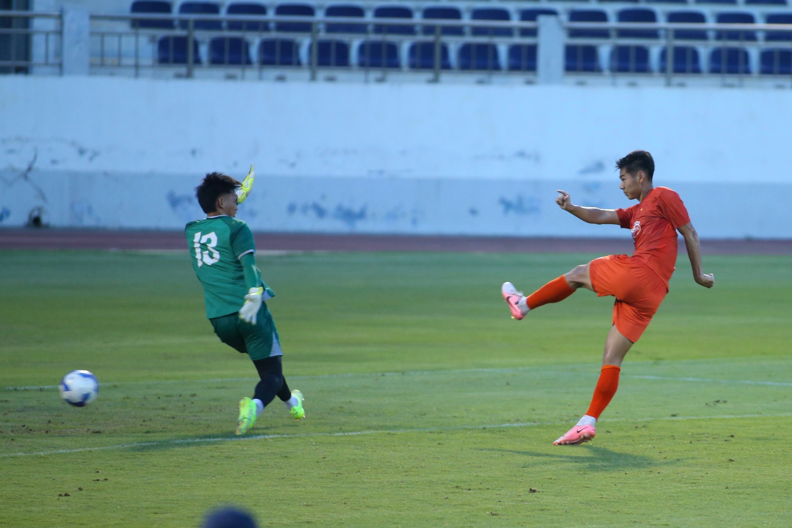 U.23 Việt Nam khí thế hừng hực, HLV Kim Sang-sik đích thân thị phạm! - Ảnh 8.