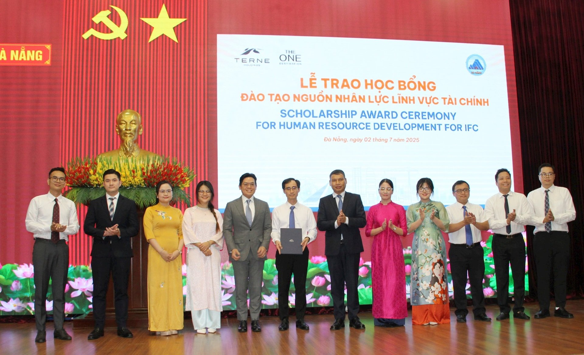 Phó Chủ tịch UBND thành phố Hồ Kỳ Minh (thứ 6 từ phải qua) cùng đại diện nhà đầu tư trao học bổng đào tạo nguồn nhân lực tài chính cho Đà Nẵng. Ảnh: TRỌNG HÙNG