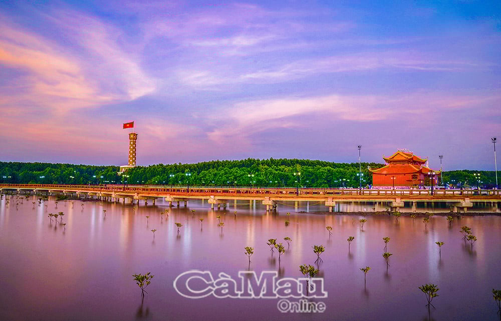 រួមជាមួយរូបសំណាកមាតា និងប៉មទង់ទីក្រុងហាណូយ ប្រាសាទបុព្វបុរសជាតិ Lac Long Quan គឺជានិមិត្តសញ្ញាដ៏ពិសិដ្ឋនៅ Dat Mui ។