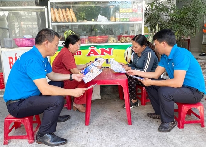 Cán bộ ngành bảo hiểm xã hội tư vấn chính sách BHXH tự nguyện cho người dân Quảng Nam, tháng 8/2023. Ảnh: Hồng Chiêu