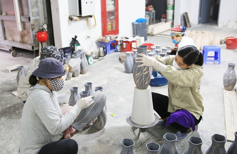 Thu hoạch rau an toàn tại Hợp tác xã Dịch vụ nông nghiệp Đông Cao (xã Mê Linh). Ảnh: Lâm Nguyễn