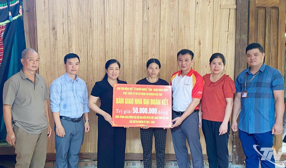 Trao tiền hỗ trợ xây dựng nhà Đại đoàn kết cho hộ nghèo huyện Pác Nặm (Bắc Kạn cũ).
