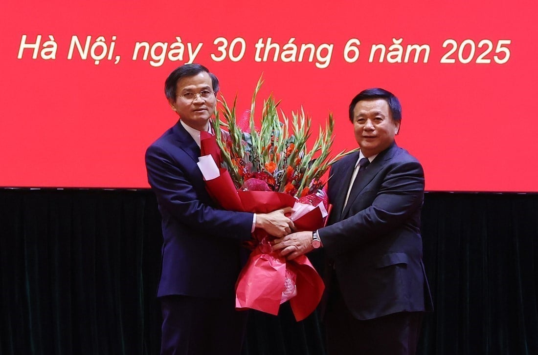 Ông Đoàn Minh Huấn, Bí thư Tỉnh ủy Ninh Bình cũ (bên trái), được điều động về làm Phó giám đốc thường trực Học viện Chính trị quốc gia Hồ Chí Minh