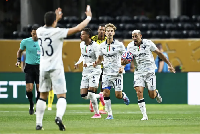 Guirassy lập cú đúp, Dortmund 