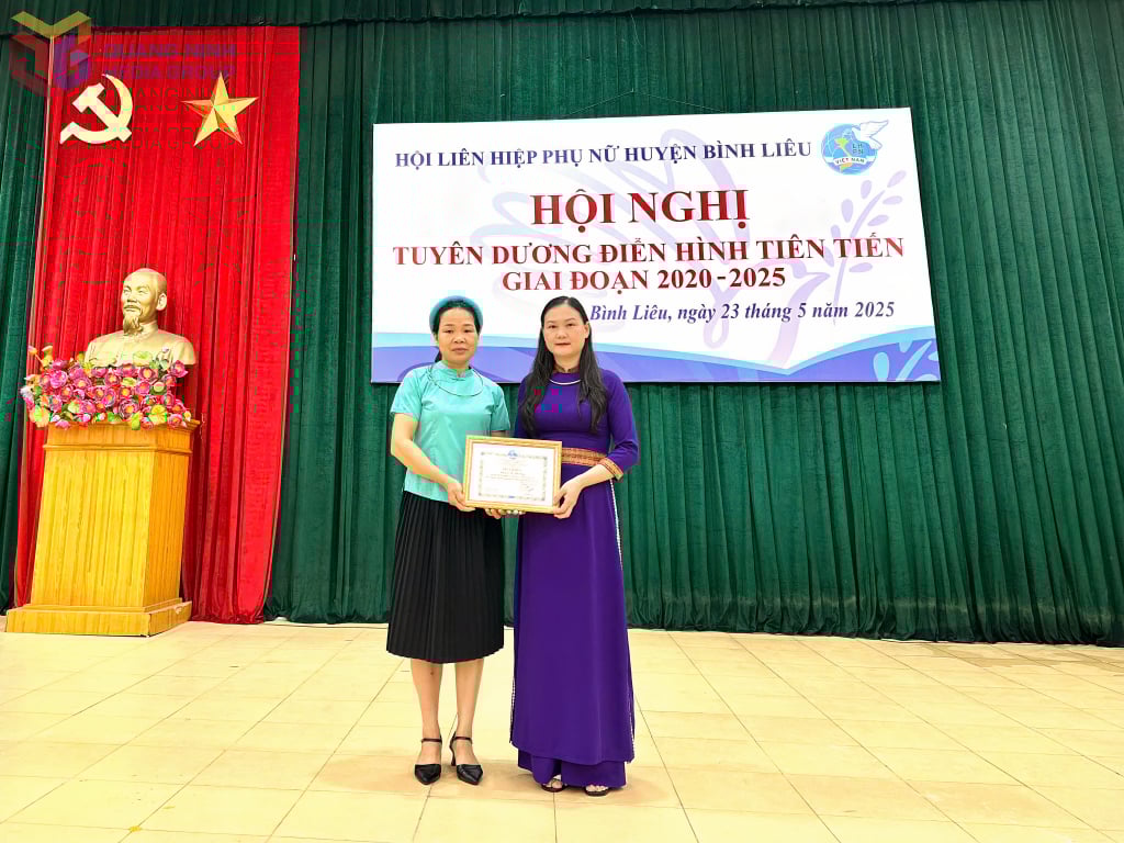 Ms. Giap Thi Nga received a certificate of merit from the Women's Union of Binh Lieu district.