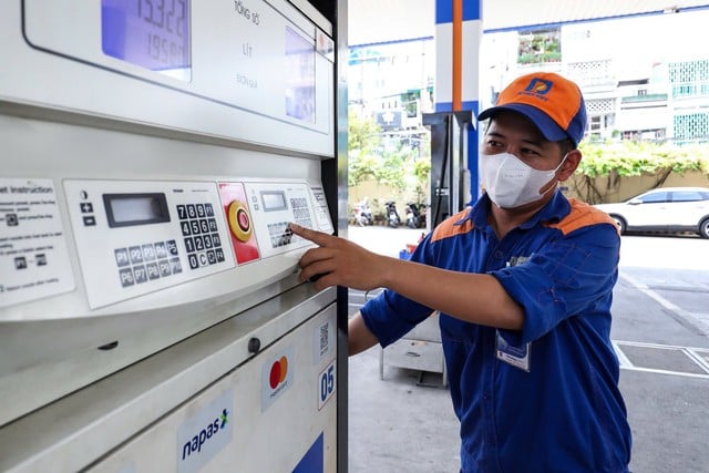 Giá xăng dầu hôm nay 2.7.2025: Xăng trong nước sẽ giảm hơn 1.400 đồng/lít trong tuần này?- Ảnh 1.