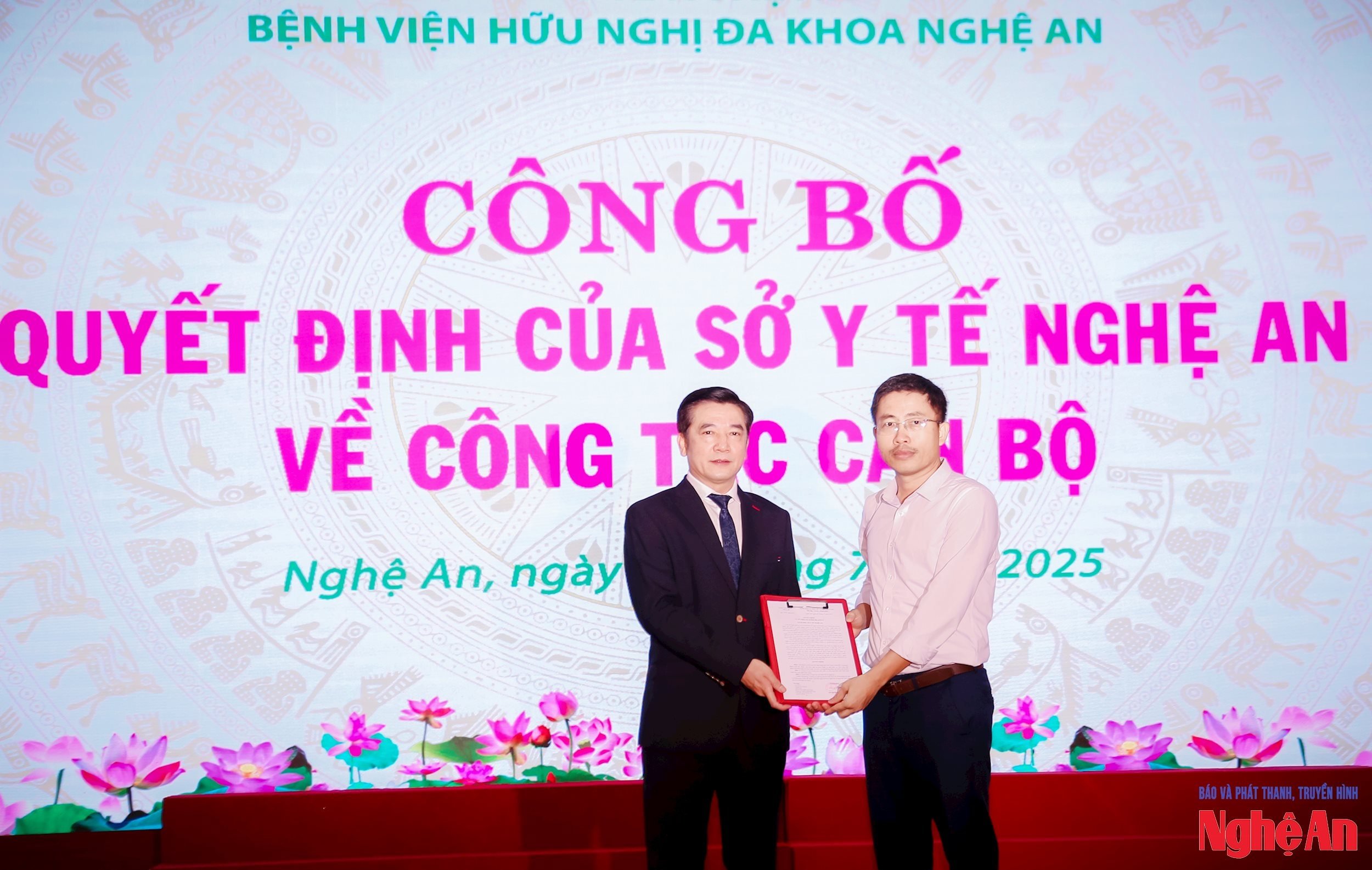 Bekanntgabe der Ernennung von Dr. Que Anh Tram zum stellvertretenden Direktor des Nghe An General Friendship Hospital und Leiter der Gesundheitsprüfungsbehörde der Provinz. Foto: Thanh Chung