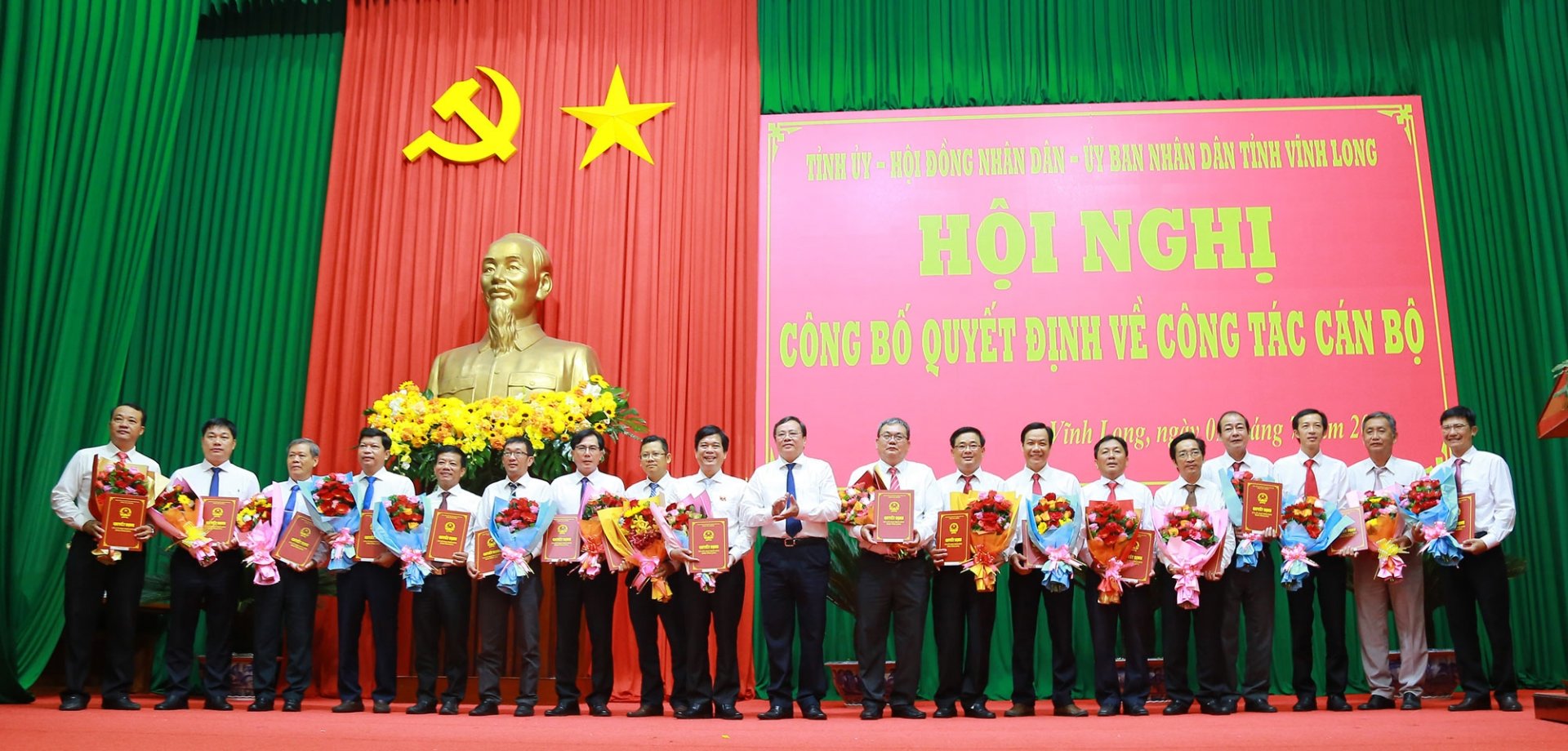 Lê Văn Hẳn- Phó Bí thư Tỉnh ủy trao quyết định quyết định tiếp nhận, bổ nhiệm Giám đốc, Phó Giám đốc Sở Nông nghiệp và Môi trường.