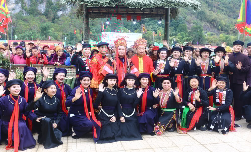 People of all ethnic groups unite to build a civilized and prosperous homeland.
