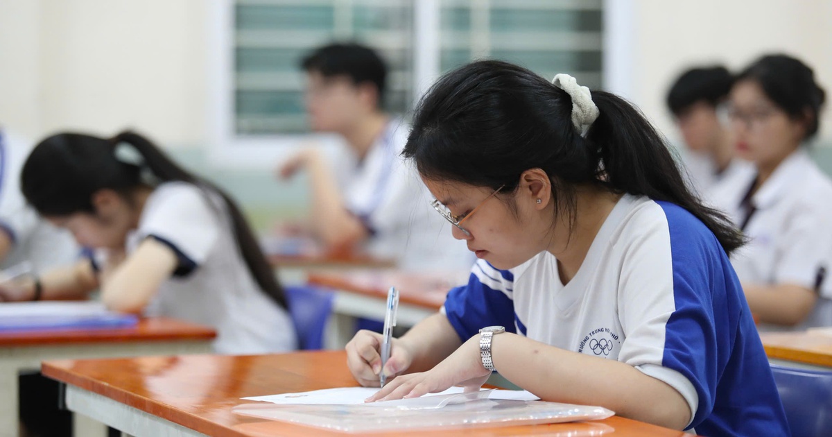 Grading the 2025 High School Graduation Exam: Many Literature Tests Have Scores of 6 - 6.5
