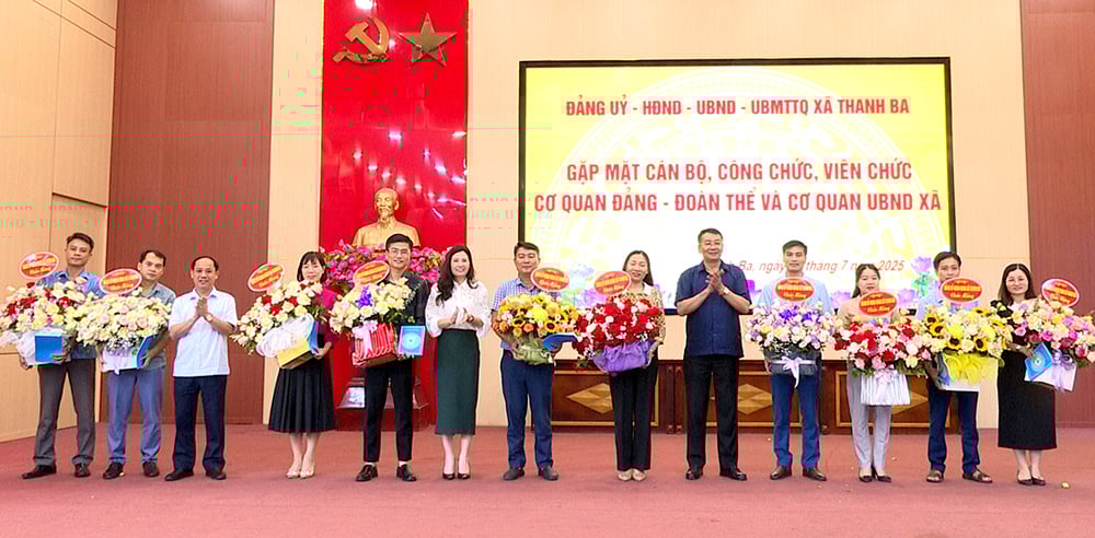 ឃុំ Thanh Ba ជួបសំណេះសំណាលជាមួយមន្ត្រី មន្ត្រីរាជការនៃស្ថាប័នបក្ស សហជីព និងគណៈកម្មាធិការប្រជាជនឃុំ