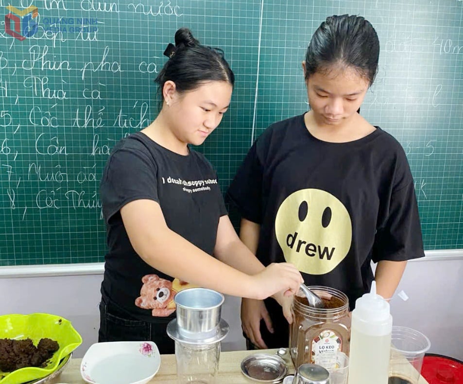 Học sinh khiếm thị thực hiện pha chế đồ uống tại Trung tâm công tác xã hội Thành An.