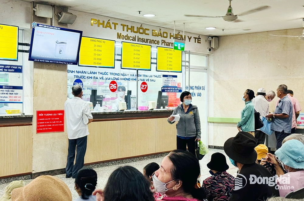 អ្នកជំងឺរង់ចាំទទួលថ្នាំធានារ៉ាប់រងសុខភាពនៅមន្ទីរពេទ្យទូទៅដុងណៃ។ រូបថត៖ Hanh Dung