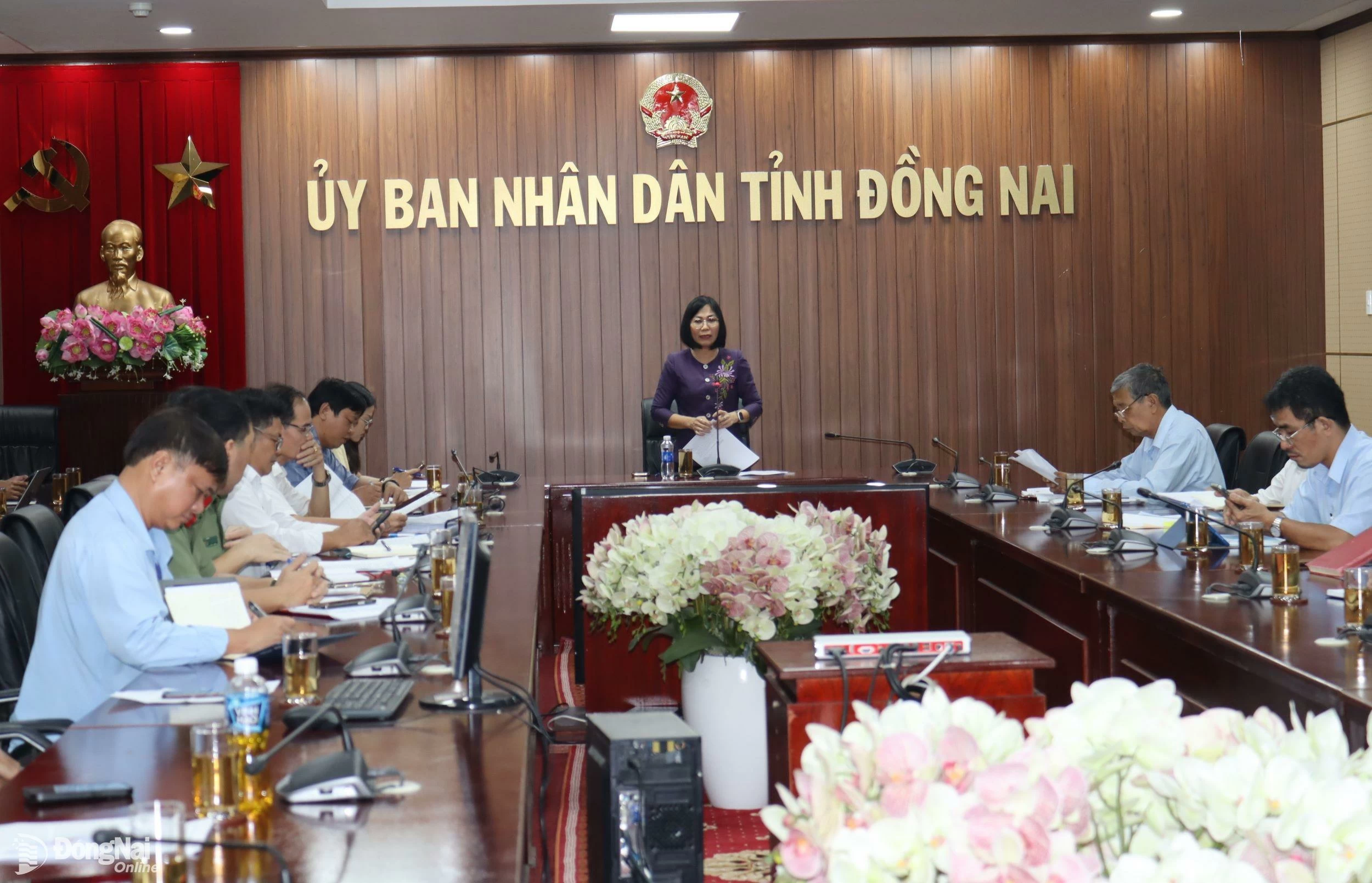 นางเหงียน ถิ ฮวง รองประธานคณะกรรมการประชาชนจังหวัดกล่าวสุนทรพจน์สรุปในการประชุม ภาพโดย: ฮวง ล็อค