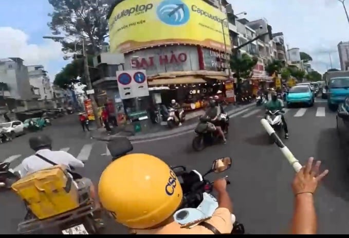Đánh liều nhờ CSGT dẫn vào đường cấm để đưa em gái vào bệnh viện cấp cứu -0