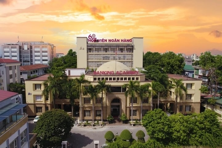 ที่อยู่ใหม่ของ Banking Academy คือ 12 Chua Boc, Kim Lien Ward, Hanoi โดยแทนที่ที่อยู่เดิมคือ 12 Chua Boc, Quang Trung Ward, Dong Da District, Hanoi Banking Academy ก่อตั้งขึ้นตามมติหมายเลข 30/1998/QD-TTg ลงวันที่ 9 กุมภาพันธ์ 1998 ของนายกรัฐมนตรี โดยอิงตามการปรับโครงสร้างศูนย์ฝึกอบรมและการวิจัยทางวิทยาศาสตร์ด้านการธนาคาร และกลายเป็นองค์กรฝึกอบรมและการวิจัยทางวิทยาศาสตร์ของรัฐในภาคการธนาคารอย่างเป็นทางการ (ภาพ: BA)