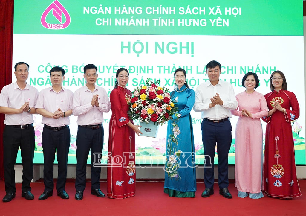 La directrice générale adjointe de la Banque du Vietnam pour les politiques sociales, Nguyen Thi Hang, et le vice-président permanent du Comité populaire provincial, Nguyen Le Huy, ont offert des fleurs pour féliciter la direction collective de la succursale de la Banque provinciale pour les politiques sociales.