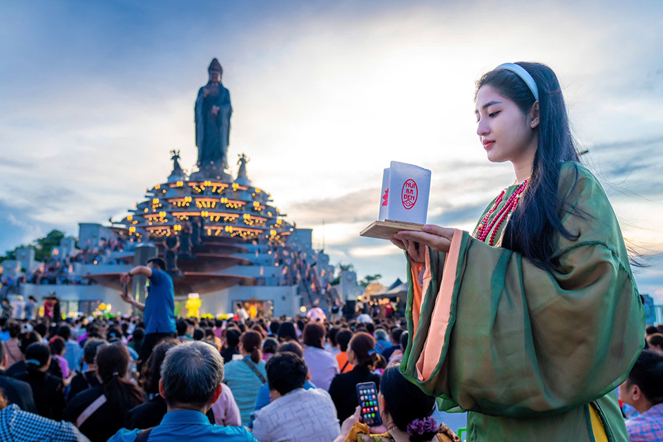 បទពិសោធន៍កំពូលទាំង 3 ដែលមិនគួររំលងពេលធ្វើដំណើរទៅ Tay Ninh ធម្មយាត្រាទៅកាន់ភ្នំ Ba Den