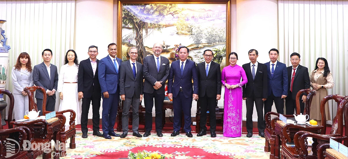 Phó bí thư Tỉnh ủy, Chủ tịch UBND tỉnh Võ Tấn Đức (thứ 7, từ phải qua) tiếp và chụp hình lưu niệm với đoàn công tác Đại sứ quán
Thụy Sĩ tại Thành phố Hồ Chí Minh (tháng 6-2025).