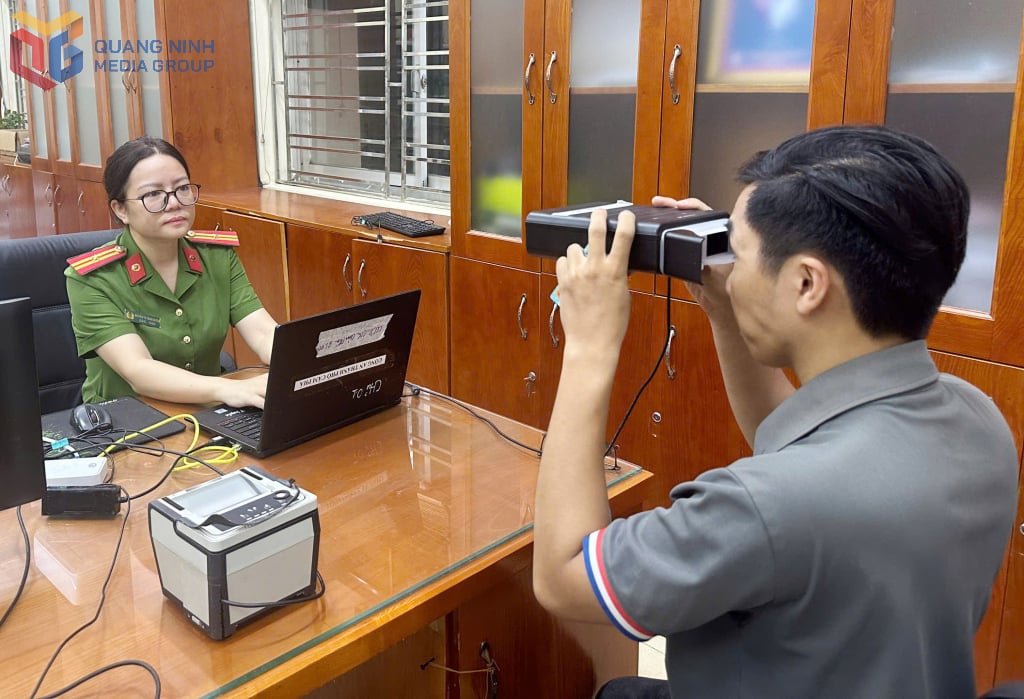 Quang Hanh Ward Police officers assist people in making citizen identification cards.