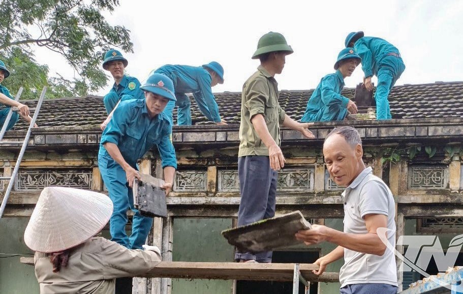 Lực lượng Dân quân hỗ trợ người dân sửa chữa nhà ở.