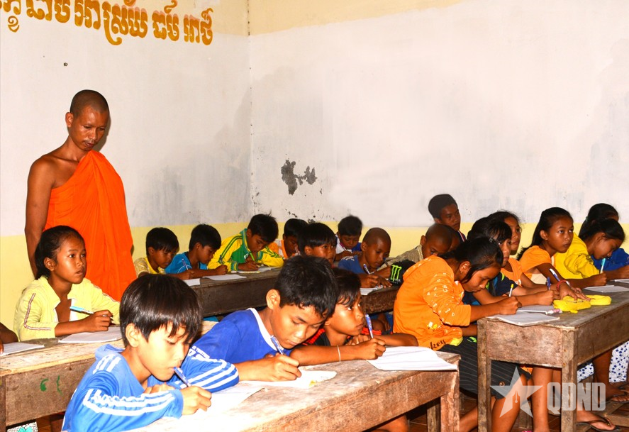 Rộn ràng lớp học chữ Khmer ngày hè