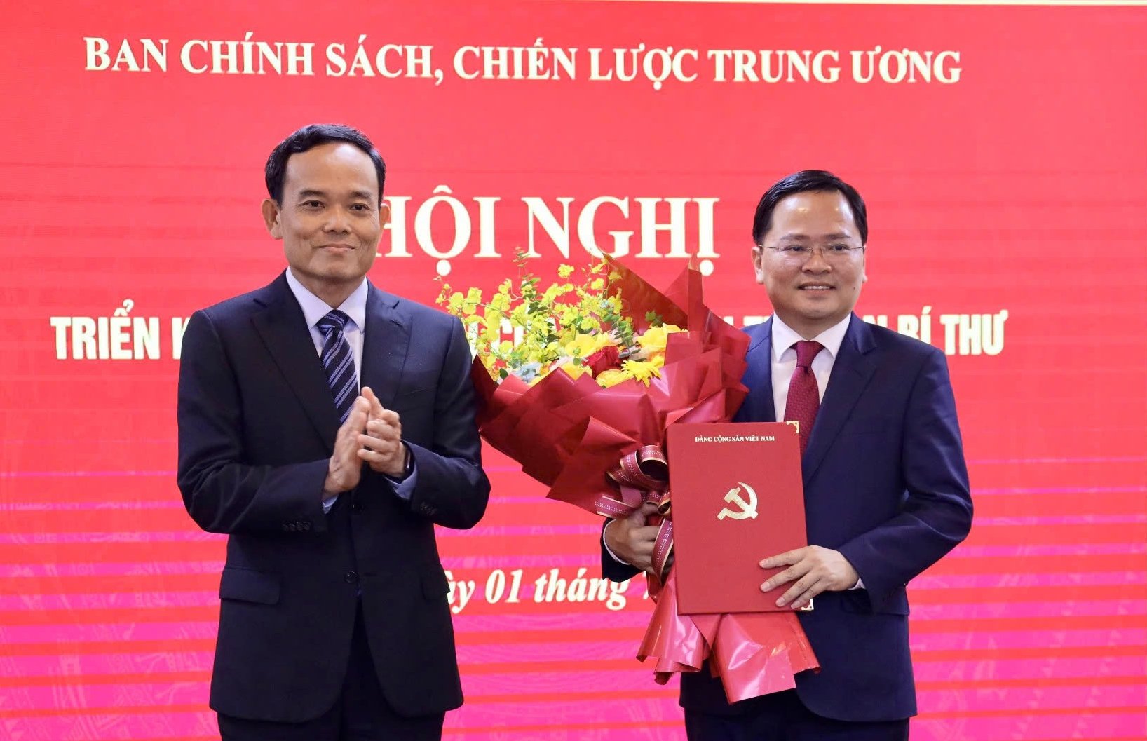 Trưởng ban Chính sách, chiến lược Trung ương Trần Lưu Quang trao quyết định điều động của Bộ Chính trị cho ông Nguyễn Anh Tuấn