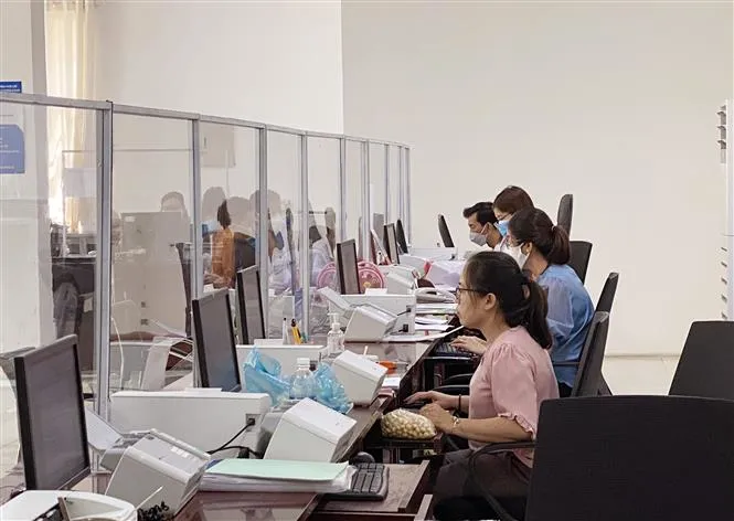 Bỏ kỷ luật giáng chức và hạ bậc lương với công chức
