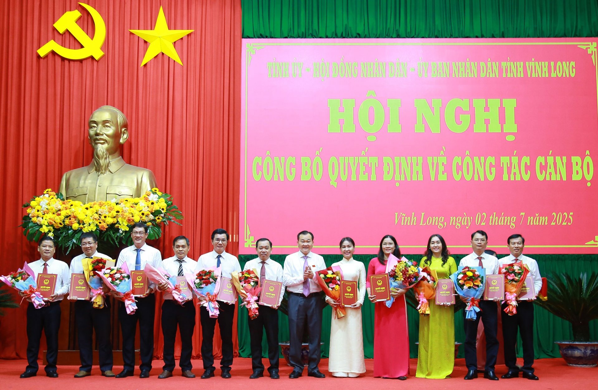 Nguyễn Minh Dũng- Phó Bí thư Tỉnh ủy, Chủ tịch HĐND tỉnh trao quyết định quyết định tiếp nhận, bổ nhiệm Giám đốc, Phó Giám đốc Sở Tài chính.