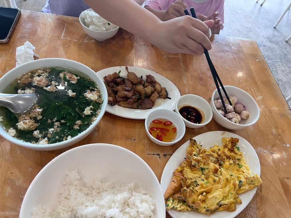 “Bữa cơm bình dân” 400.000 đồng ở Hạ Long gây tranh cãi - 1