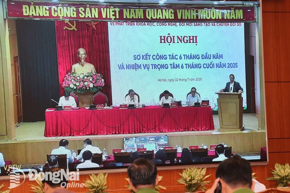 El primer ministro Pham Minh Chinh habla en el puente de Hanoi. Foto de : Hai Yen