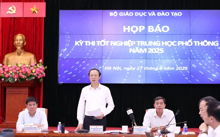Thứ trưởng Bộ GD&ĐT Phạm Ngọc Thưởng phát biểu tại họp báo.