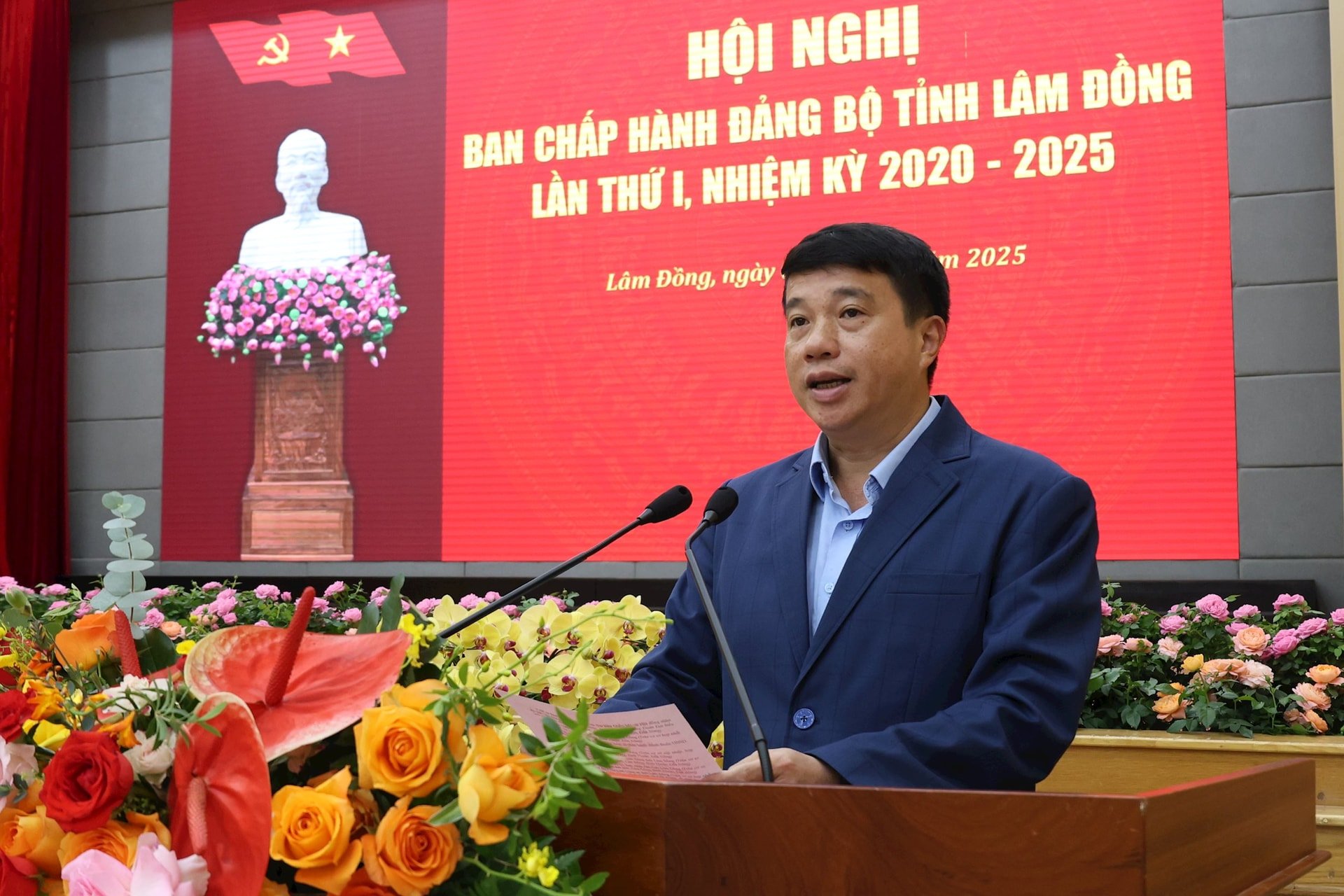 Đồng chí Y Thanh Hà Niê Kđăm - Ủy viên Ban Chấp hành Trung ương Đảng, Bí thư Tỉnh ủy, Trưởng đoàn ĐBQH tỉnh Lâm Đồng phát biểu tại Hội nghị