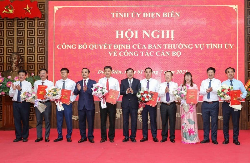 Leaders of Dien Bien province presented decisions and flowers to congratulate 6 comrades who were trusted to be transferred and assigned new responsibilities.