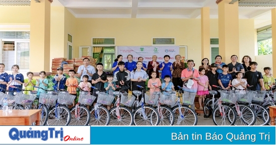 Tặng hơn 400 suất quà cho các gia đình, học sinh có hoàn cảnh khó khăn ở xã Ba Lòng