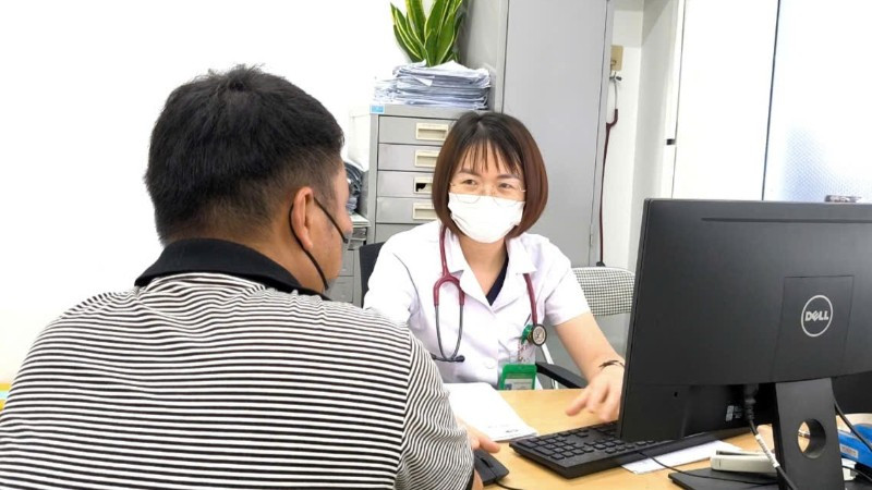 Doctor advises patient.
