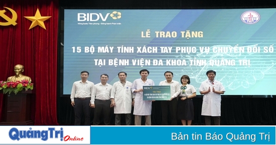Trao tặng 15 máy tính xách tay cho Bệnh viện Đa khoa tỉnh Quảng Trị