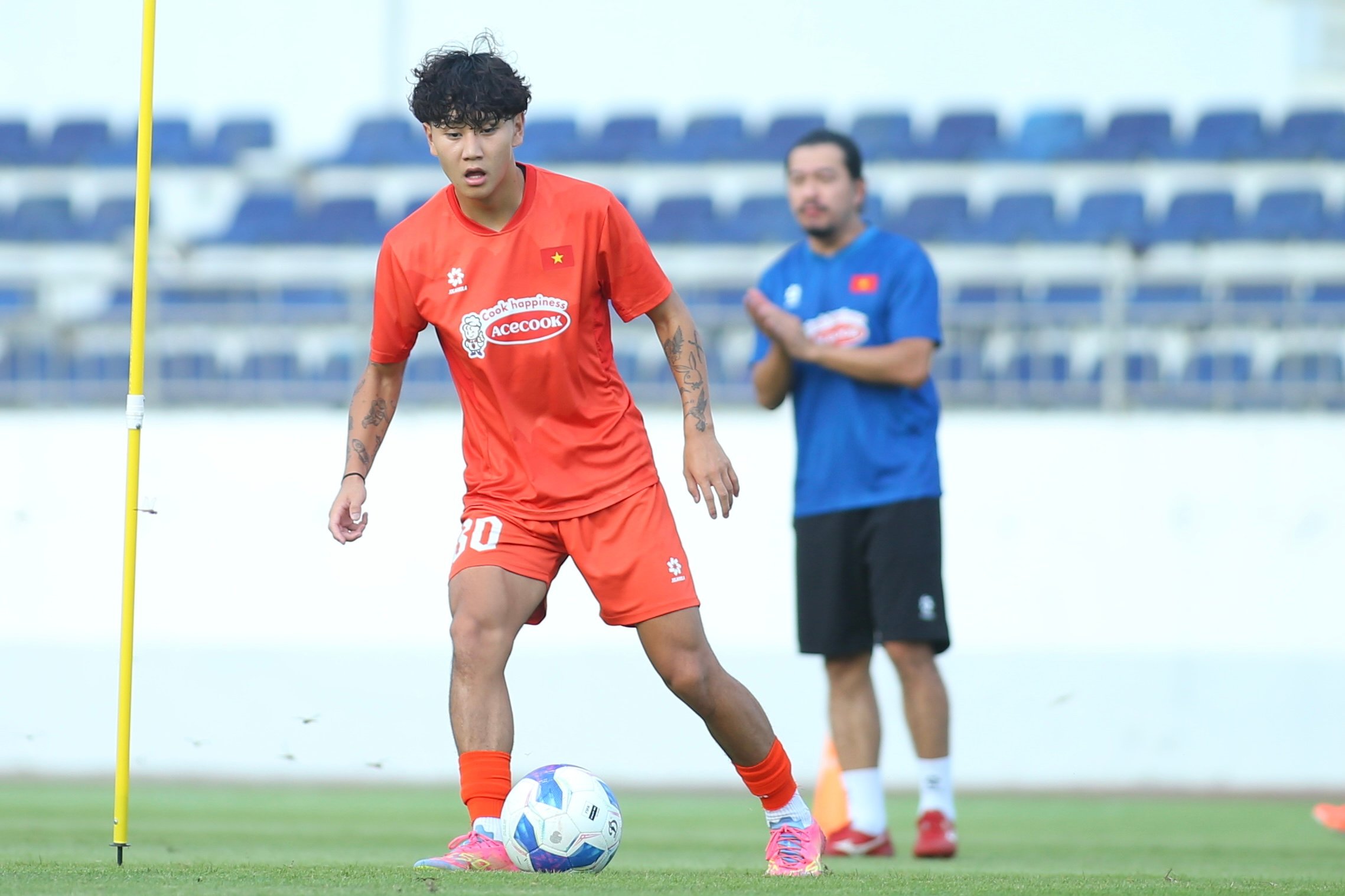 U.23 Việt Nam khí thế hừng hực, HLV Kim Sang-sik đích thân thị phạm! - Ảnh 5.