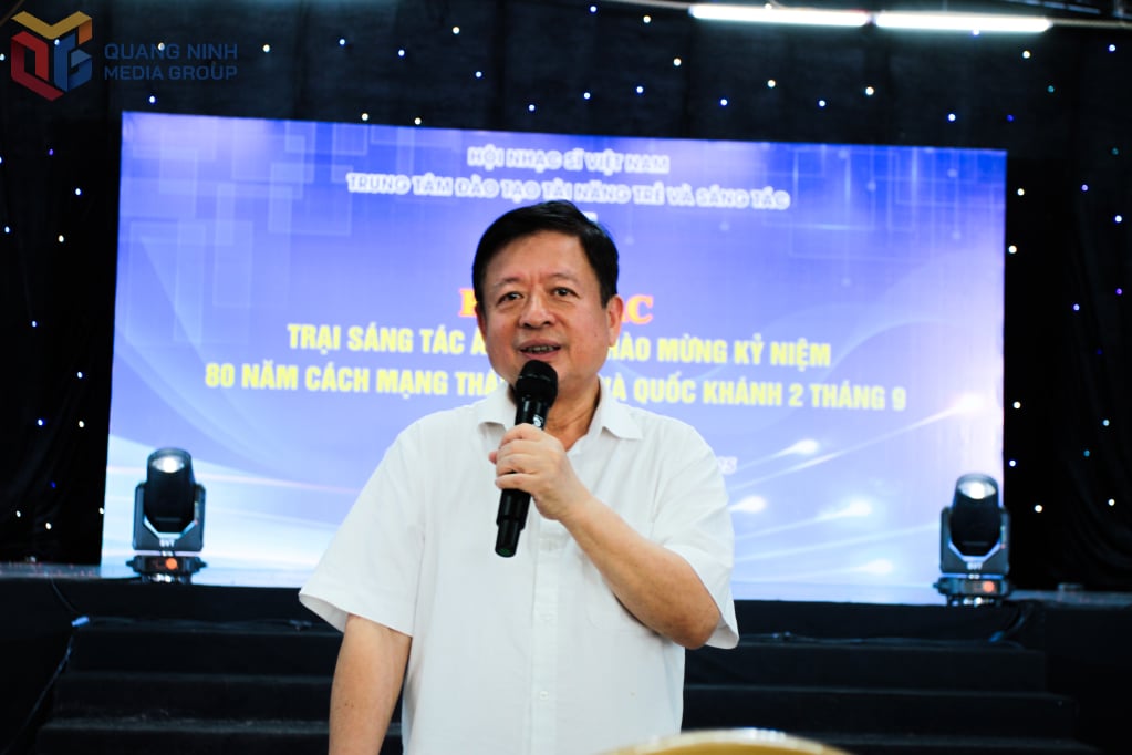 En la ceremonia inaugural hablaron el profesor asociado, doctor en música Do Hong Quan, vicepresidente del Comité Central del Frente de la Patria de Vietnam y presidente de la Unión de Asociaciones de Literatura y Artes de Vietnam.
