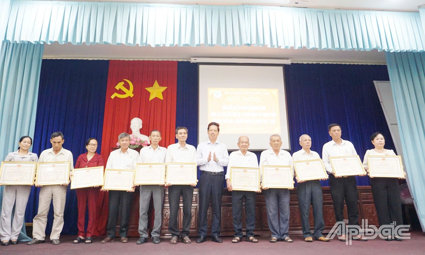 Biểu dương, khen thưởng người cao tuổi điển hình. 