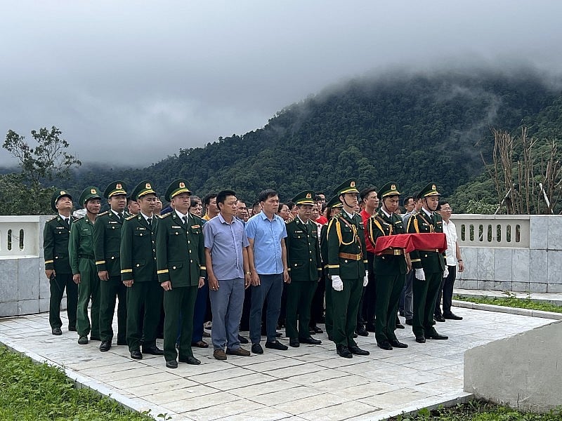 Lưu giữ lá cờ đầu tiên tại cột cờ A Pa Chải sau 56 ngày treo