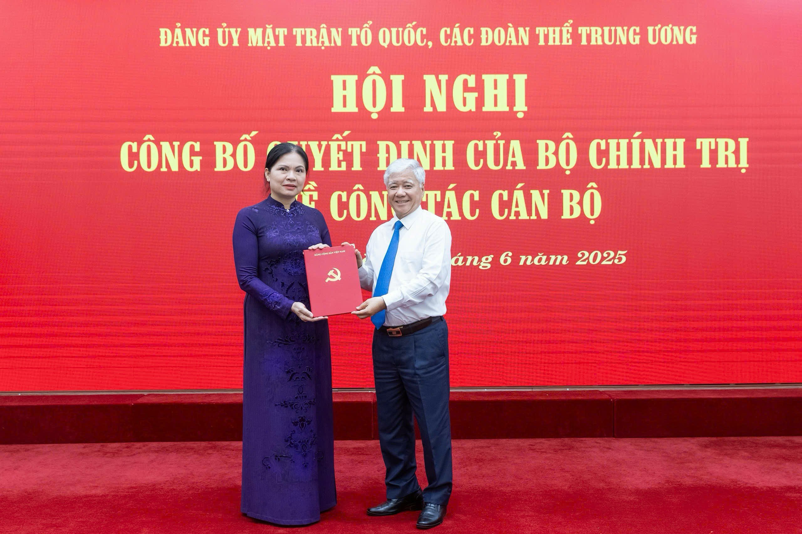 Bà Hà Thị Nga, Bí thư Tỉnh ủy Tuyên Quang (cũ), nhận quyết định điều động của Bộ Chính trị chiều 30.6