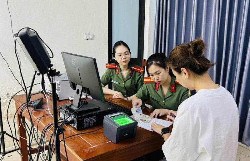 Người nước ngoài có nhu cầu cấp định danh điện tử cần mang theo hộ chiếu hoặc giấy tờ có giá trị đi lại quốc tế đến cơ quan Quản lý xuất nhập cảnh của Bộ Công an hoặc Công an cấp tỉnh.