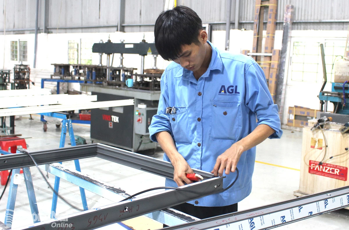 Producción en una empresa de ingeniería mecánica en la comuna de Long Thanh Moi. Foto: V. Gia