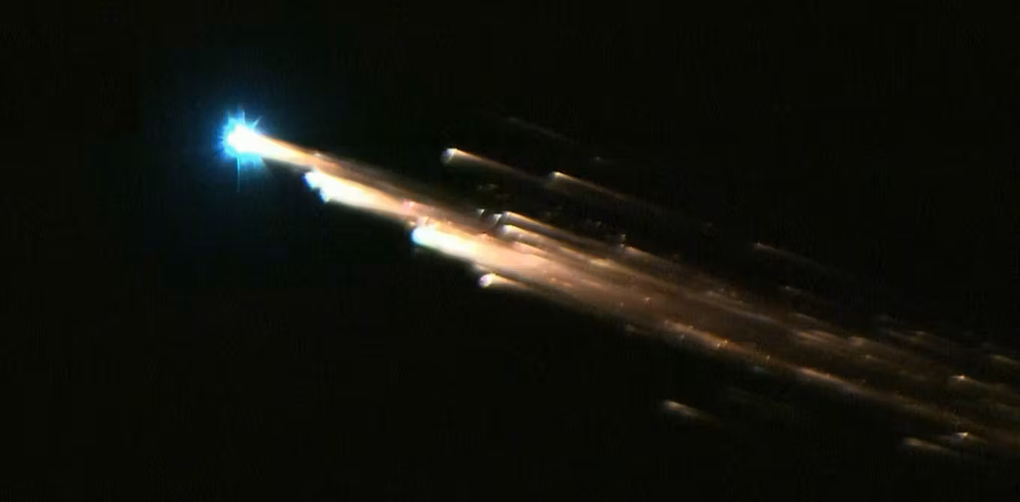 SpaceX gây lo ngại cho môi trường vì tiêu hủy gần 500 vệ tinh trong 6 tháng - 1