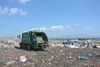 Binh Tu 埋立地は、フェンス、屋根、セメントの床、電気、水道のない屋外にあります...