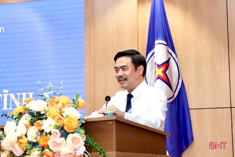 Tân Giám đốc Công ty Điện lực Hà Tĩnh Đỗ Tiến Hùng phát biểu nhận nhiệm vụ.